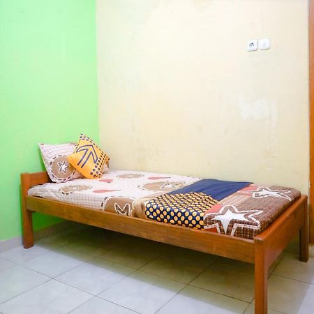 Oyo 2440 Wallet Family Residence Syariah Lumajang Buitenkant foto