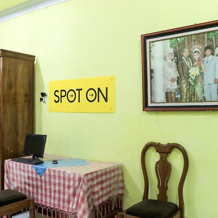 Oyo 2440 Wallet Family Residence Syariah Lumajang Buitenkant foto