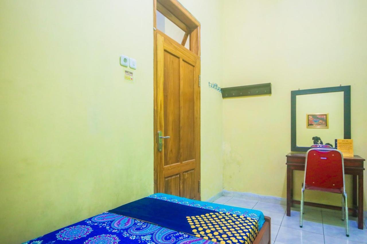 Oyo 2440 Wallet Family Residence Syariah Lumajang Buitenkant foto