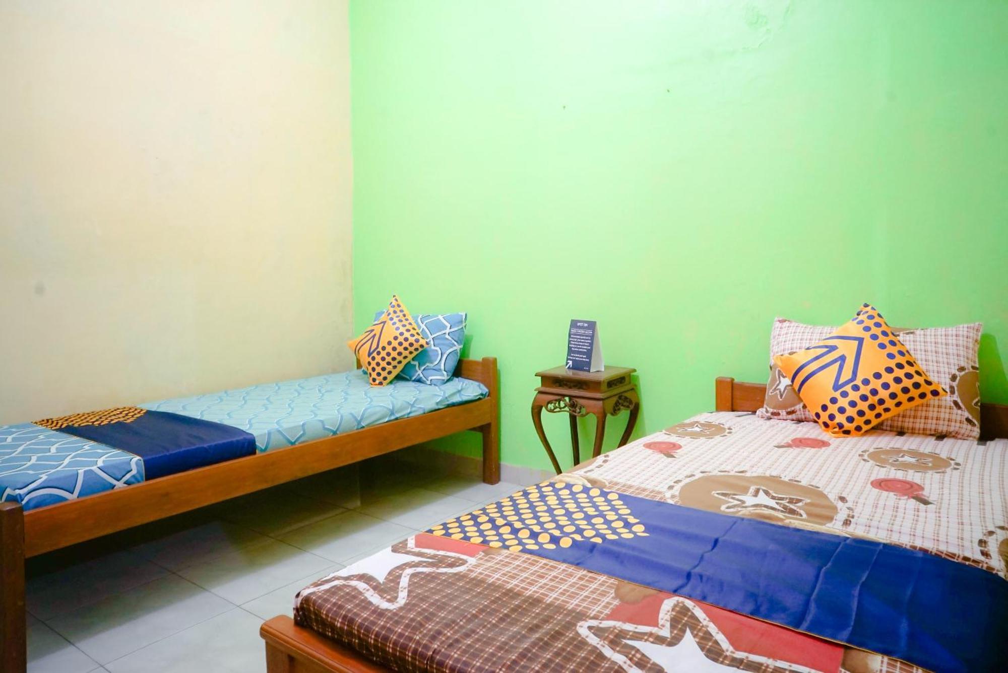Oyo 2440 Wallet Family Residence Syariah Lumajang Buitenkant foto