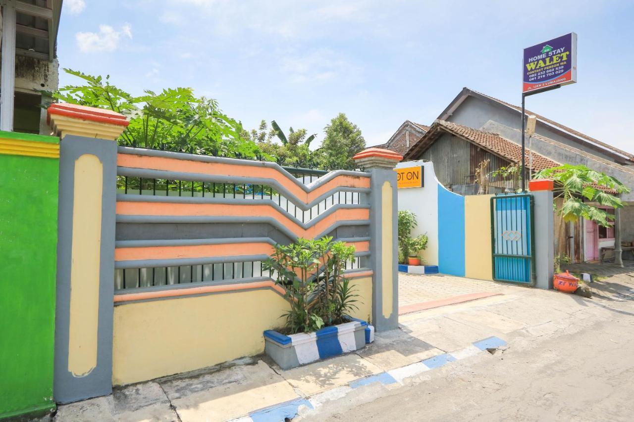 Oyo 2440 Wallet Family Residence Syariah Lumajang Buitenkant foto